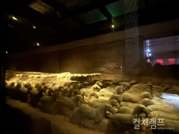 소, 돼지, 말 , 양, 염소, 개 등 동물의 모습을 한 도자기들이 가득해 마치 가축 전시장 같은 갱도의 모습. (사진 함혜리)