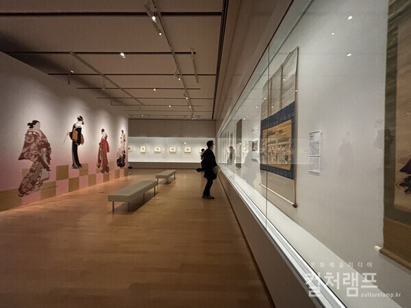 스미다호쿠사이미술관의 특별전 《호쿠사이를 둘러싼 미인화 계보-명수들의 경연(北斎をめぐる美人画の系譜-名手たちとの競演)》(2025.9.16–11.24)  전시전경 (사진 이태문)