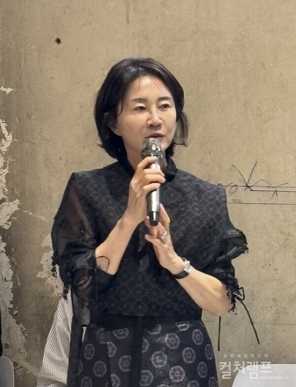 15일  방콕 쿤스트할레(Bangkok Kunsthalle)에서 열린 《경계에서 함께 보기(Watching Together at the Boundary)》전시회 개막식에서 파마리서치문화재단 박필현 이사장이 인사말을 하고 있다. (사진 함혜리)   