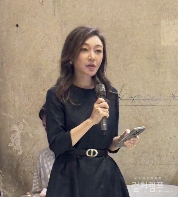 방콕 현대미술의 발전과 후원을 위해 적극 나서고 있는 마리사 치아라바논 카오야이 아트재단 설립자가 15일  방콕 쿤스트할레(Bangkok Kunsthalle)에서 열린 《경계에서 함께 보기(Watching Together at the Boundary)》전시회 개막식에서 인사말을 하고 있다. (사진 함혜리)   