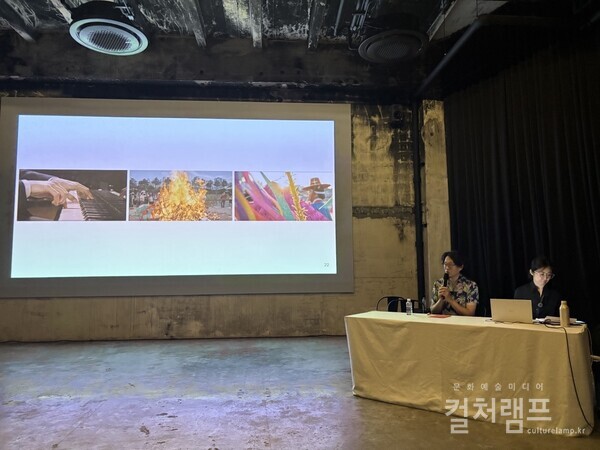 정연두작가가  15일 방콕 쿤스트할레에서 강릉단오제의 풍경을 통해 인간의 염원과 불가항력적 자연이 교차하는 순간을 포착한 작품 '싱코페이션 #5'에 대해 설명하고 있다. (사진 함혜리)