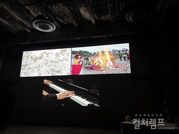 7월 15일부터 8월 9일까지 방콕 쿤스트할레에서 열리는  《경계에서 함께 보기(Watching Together at the Boundary)》 전시회에 소개된 정연두 작가의 작품 '싱코페이션#5'.   작품은 방콕 쿤스트할레 공간에 맞춰 단채널 복합화면으로 재편집됐다. (사진 함혜리)